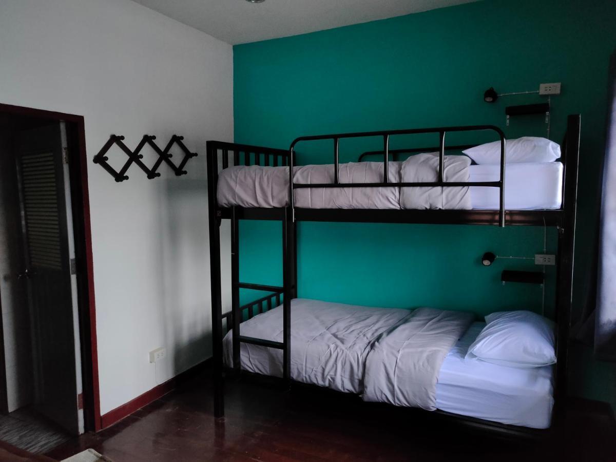 Blue Moon House - A Budget Hostel For Easy Travellers Chiang Mai Bagian luar foto